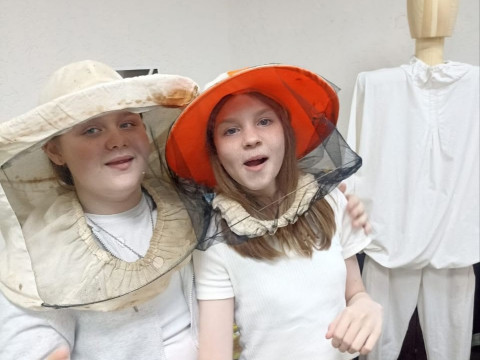 Замечательные ребята из Центра помощи города Томска в Пчелотеке